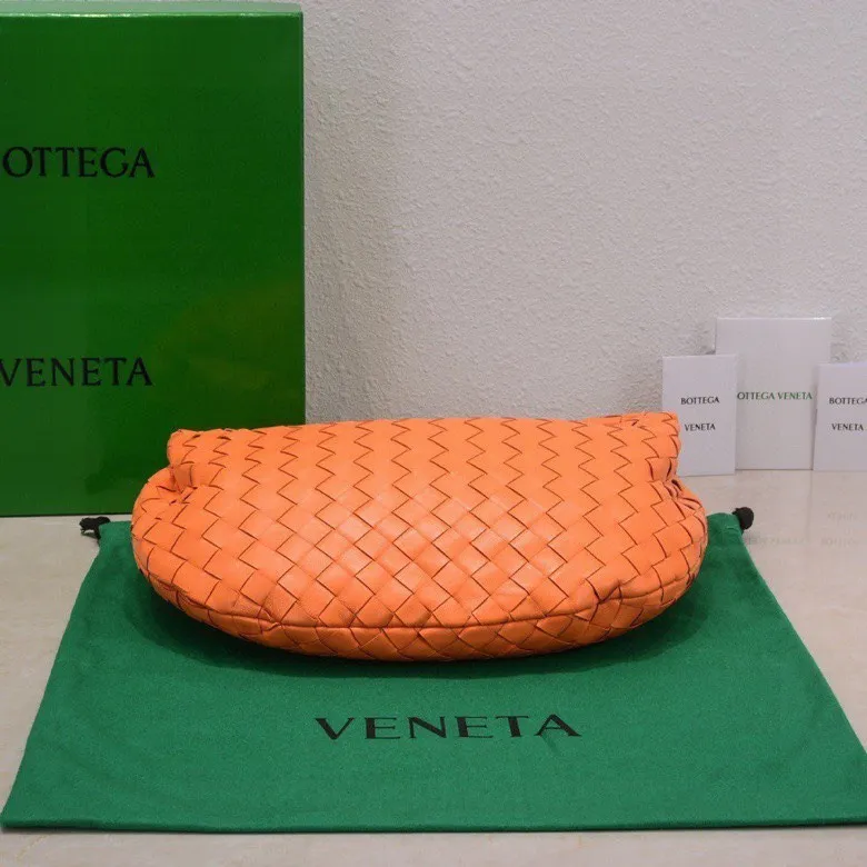Batch 1460 BV Bottega Veneta 2022 Early Spring New Ladies Medium JODIE Handbag BV Bag 🔥The new method is to round the corners on the original basis and knot the round hobo bag with classic woven leather. The most iconic triangular pull-out design, using sheepskin draped soft shape, is super suitable for concave shapes~ Jodie feels really gentle to people, and is definitely the best item for daily matching. It has the same weave, new elements and twists, and is versatile. It is the new favorite of street style Internet celebrities! Size: 36*21*13 Model: 6697